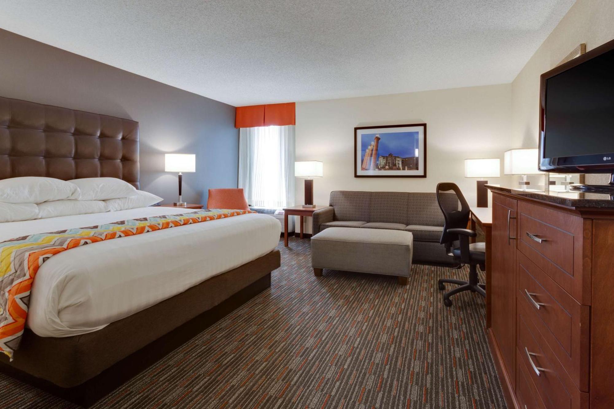 Drury & Stadium Boulevard Hotel 3*