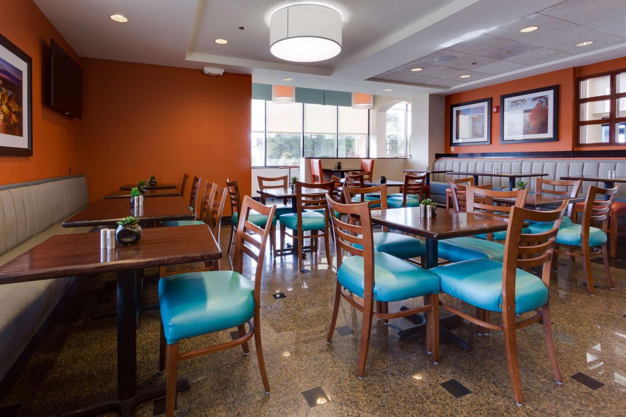 Hotel Drury & Stadium Boulevard 3*
