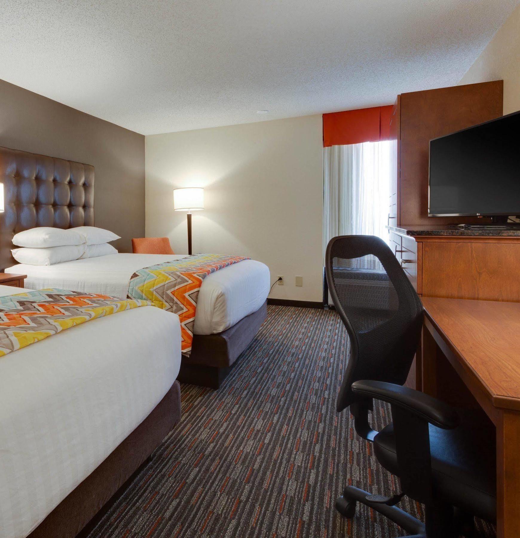 Drury & Stadium Boulevard Hotel 3*