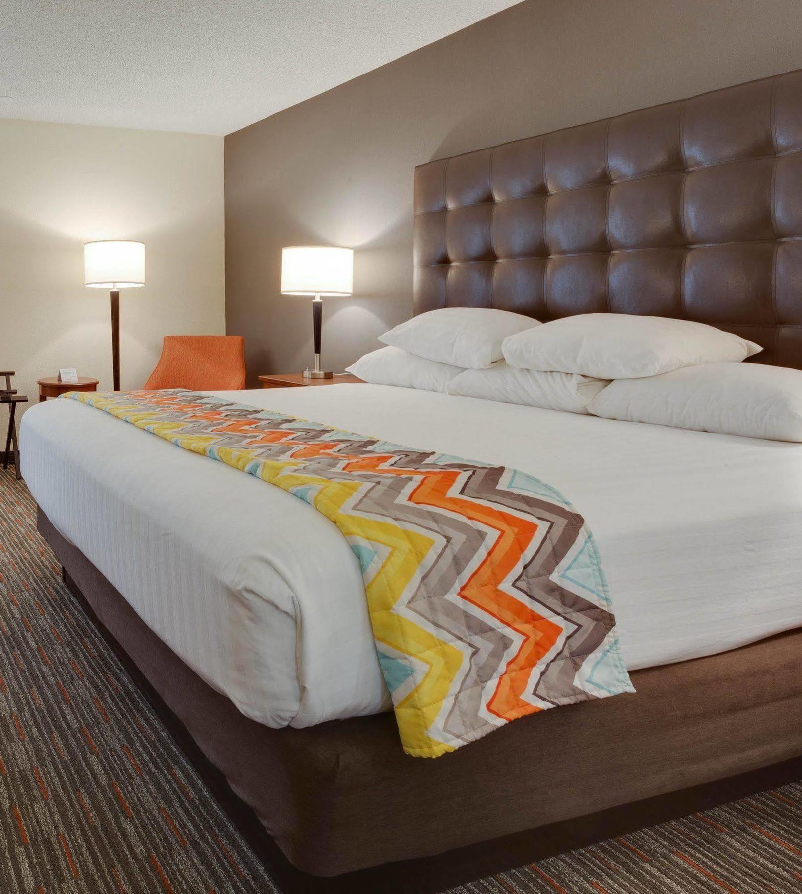 Hotel Drury & Stadium Boulevard 3*